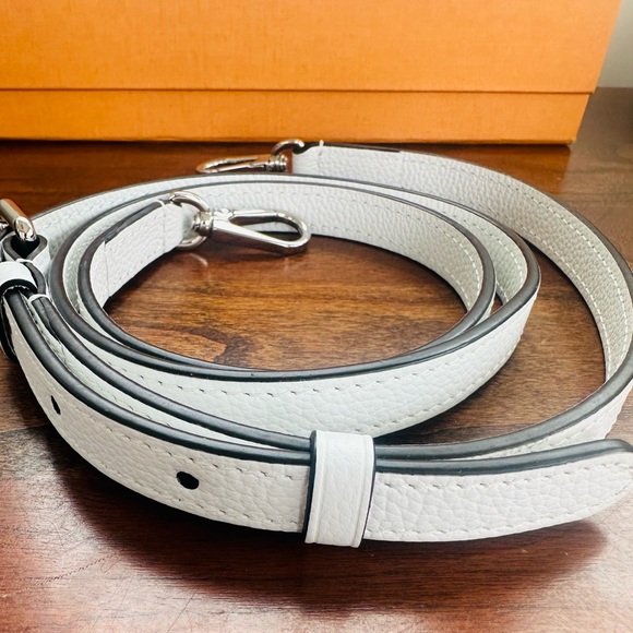 Louis Vuitton, Scala Pouch Bag Gradient Mahina Leather Mini - Picture 10 of 12